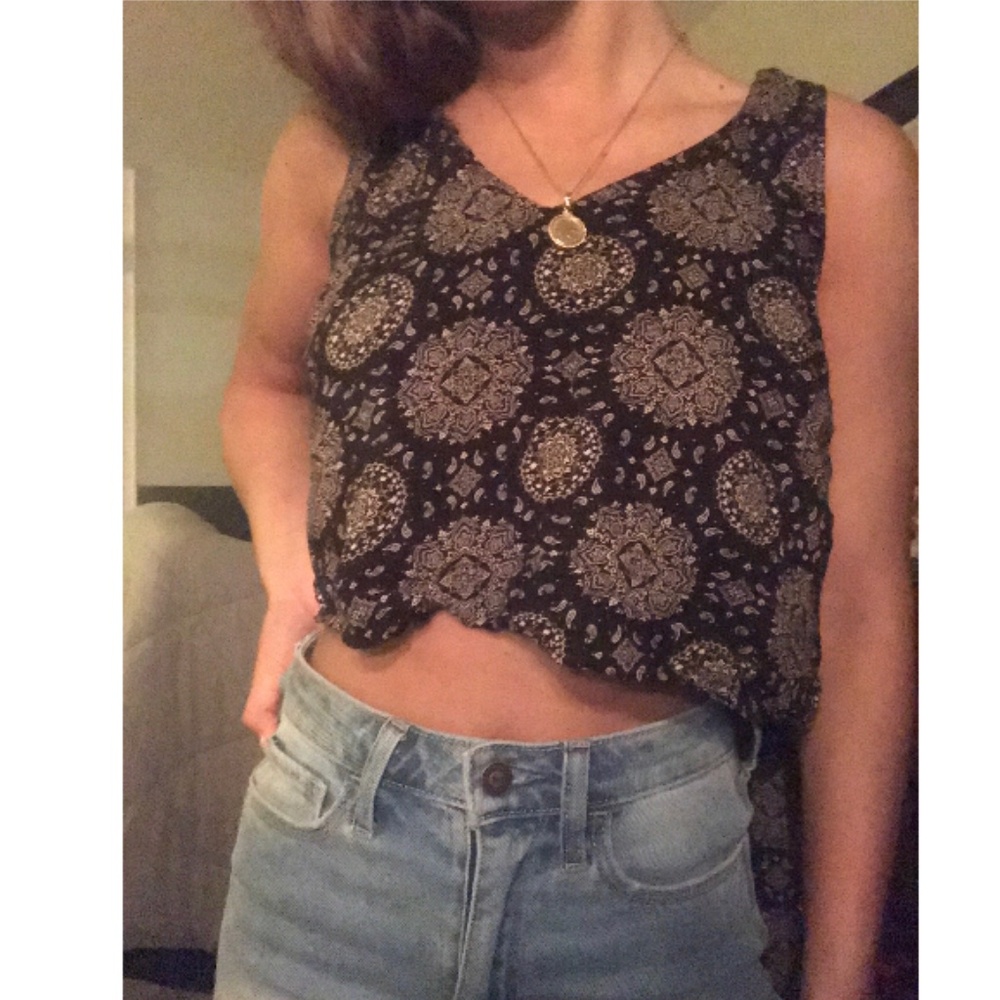 loose v-neck cropped sleeveless top, size medium